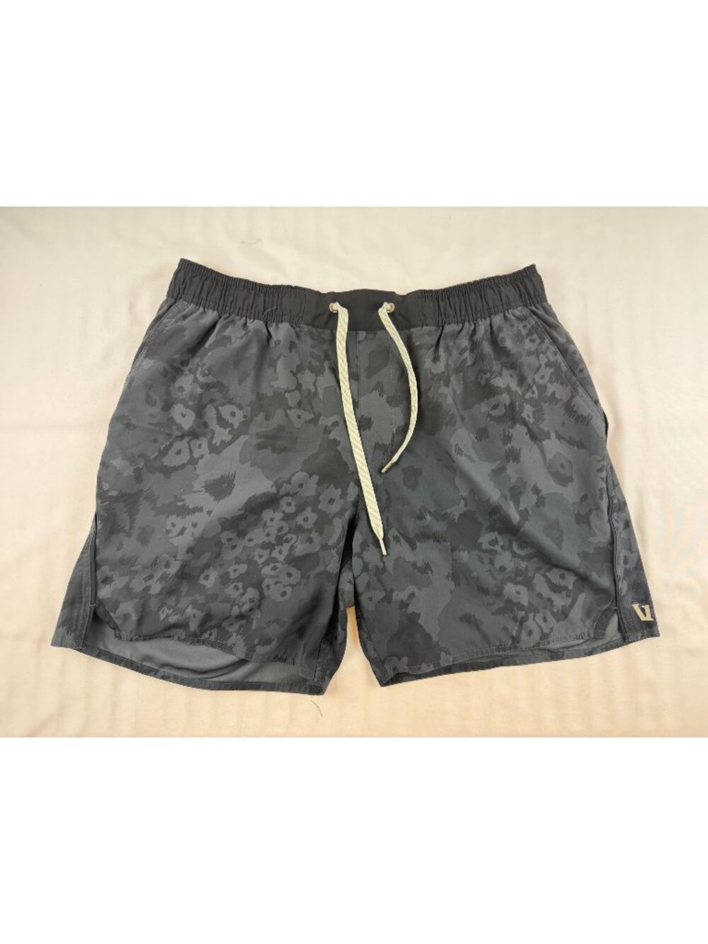 Vuori Kore Shorts Camo Athletic Lined 3-Pocket 6" inseam size L mens Gym